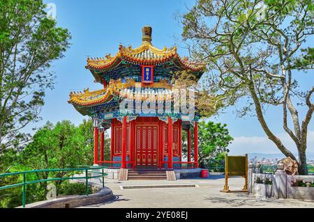 Parco Jingshan, Pechino, Pavilion o il carbone, montagna vicino alla Città Proibita,Guanmiao Pavilion.Iscrizione tradurre- 'Guanmiao Pavilion.' La Cina Foto Stock