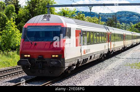 Böztal, Svizzera, 19 maggio 2024: L'Eurocity FFS parte da Zurigo a Basilea, in alta Fricktal. (Foto di Andreas Haas/dieBildmanufaktur) Foto Stock