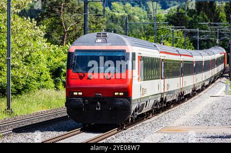 Böztal, Svizzera, 19 maggio 2024: L'Eurocity FFS parte da Zurigo a Basilea, in alta Fricktal. (Foto di Andreas Haas/dieBildmanufaktur) Foto Stock