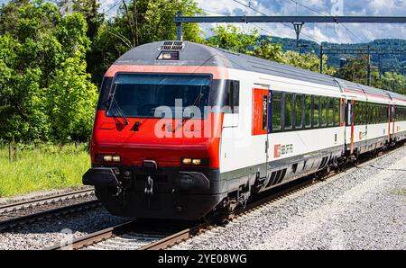 Böztal, Svizzera, 19 maggio 2024: L'Eurocity FFS parte da Zurigo a Basilea, in alta Fricktal. (Foto di Andreas Haas/dieBildmanufaktur) Foto Stock