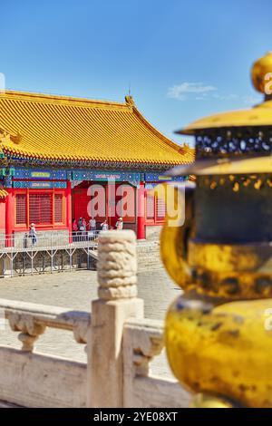 Edificio vecchio, zona residenziale storica e moderna di Pechino con strade tradizionali. Cina. Foto Stock