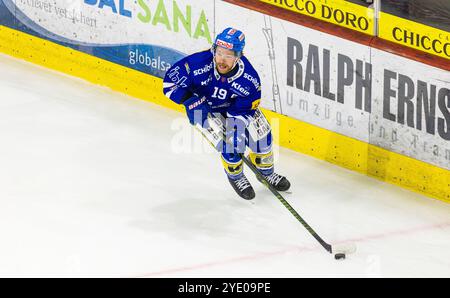 Kloten, Svizzera, 11 ottobre 2024: N. 19 Steve Kellenberger, difensore EHC Kloten con il puck. (Foto di Andreas Haas/dieBildmanufaktur) Foto Stock