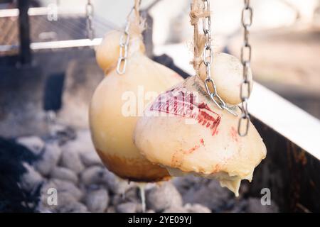 Primo piano di un pezzo di caciocavallo, tipico formaggio affumicato del sud Italia a Melfi, Basilicata Foto Stock