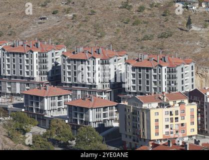 (241028) -- ANKARA, 28 ottobre 2024 (Xinhua) -- foto scattata il 28 ottobre 2024 mostra edifici residenziali ad Ankara, T¨¹rkiye. Il calo dei prezzi e l'aumento del potenziale di investimento hanno scatenato una ripresa del mercato immobiliare di T¨¹rkiye in mezzo a un miglioramento degli indicatori economici del paese, ha affermato gli addetti ai lavori. (Mustafa Kaya/handout via Xinhua) Foto Stock