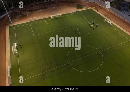 Vista aerea di un allenamento in un campo da calcio di notte Foto Stock