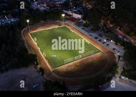 Vista aerea di un allenamento in un campo da calcio di notte Foto Stock