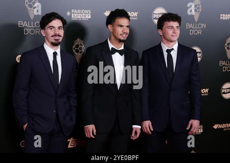 (Da sinistra a destra) Vitinha di Parigi Saint-Germain, Warren Zaire-Emery e Joao Neves sul tappeto rosso prima della cerimonia di premiazione del Ballon d'Or 2024, al Theatre du Chatelet di Parigi, Francia. Data foto: Lunedì 28 ottobre 2024. Foto Stock