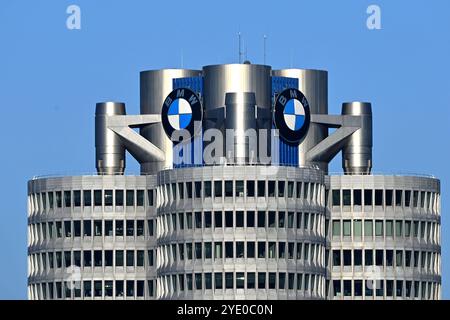 BMW Konzernzentrale mit BMW Logo,Markenemblem,Hochhaus,Doppelkegel, Unternehmenszentrale,BMW Museum,Gebaeude. Zentrale, Aussenaufnhame, Gebaeude, Hochhaus, Autobauer, Auto, Autos, Automobile, Hersteller, Autoindustrie, Premiummarke. *** Sede aziendale BMW con logo BMW, emblema del marchio, grattacielo, doppio cono, sede centrale, museo BMW, sede centrale, edificio, esterno, edificio, grattacielo, produttore di auto, auto, automobili, produttore, industria automobilistica, marchio premium Foto Stock