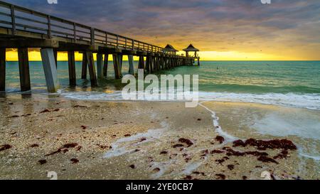 Molo e spiaggia di Naples, Florida, al tramonto Foto Stock