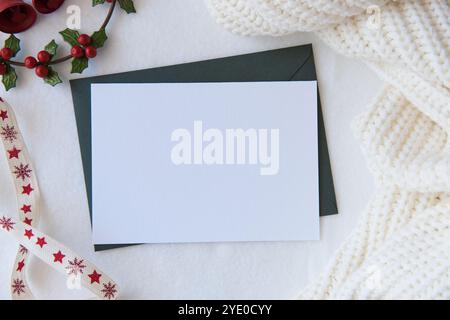 Christmas Card Mockup con rami di pino e Holly, Cozy Holiday Scene Foto Stock