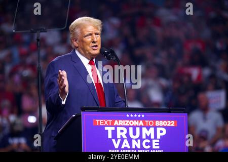 GLENDALE, ARIZONA, USA - 23 agosto 2024 - l'ex presidente degli Stati Uniti Donald Trump parla con i partecipanti a un raduno Arizona for Trump al Foto Stock