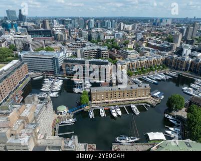 Londra, Regno Unito - 24 giugno 2024: Vista aerea del famoso porto turistico di St Katharine Docks nella City di Londra vicino all'iconico Tower Bridge, Londra, Regno Unito Foto Stock