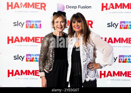 SOLO PER USO EDITORIALE Madeline Smith (a sinistra), star di "The Vampire Lovers" e Caroline Munro star di "Captain Kronos Vampire Hunter" partecipano alla prima di "Hammer: Heroes, Legends and Monsters" al Cineworld Leicester Square, Londra. Data foto: Lunedì 28 ottobre 2024. Il documentario celebra il 90° anniversario della compagnia di produzione britannica, fondata nel 1934 e nota per la creazione di classici horror gotici. Il credito fotografico dovrebbe essere: David Parry/PA Media Assignments Foto Stock