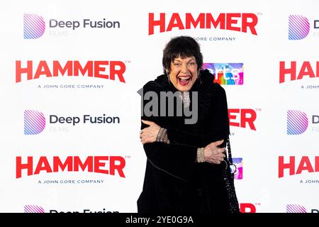 EDITORIALE USA SOLO Martine Beswick star di "un milione di anni a.C.". Partecipa alla prima di "Hammer: Heroes, Legends and Monsters" al Cineworld Leicester Square, Londra. Data foto: Lunedì 28 ottobre 2024. Il documentario celebra il 90° anniversario della compagnia di produzione britannica, fondata nel 1934 e nota per la creazione di classici horror gotici. Il credito fotografico dovrebbe essere: David Parry/PA Media Assignments Foto Stock