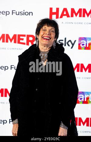 EDITORIALE USA SOLO Martine Beswick star di "un milione di anni a.C.". Partecipa alla prima di "Hammer: Heroes, Legends and Monsters" al Cineworld Leicester Square, Londra. Data foto: Lunedì 28 ottobre 2024. Il documentario celebra il 90° anniversario della compagnia di produzione britannica, fondata nel 1934 e nota per la creazione di classici horror gotici. Il credito fotografico dovrebbe essere: David Parry/PA Media Assignments Foto Stock