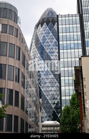 Londra, Regno Unito - 23 giugno 2024: Esterno del 30 St Mary Axe precedentemente conosciuto come Swiss Re Building e conosciuto informalmente come Gherkin. Foto Stock