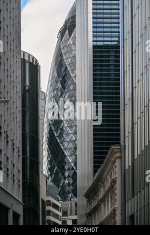 Londra, Regno Unito - 23 giugno 2024: Esterno del 30 St Mary Axe precedentemente conosciuto come Swiss Re Building e conosciuto informalmente come Gherkin. Foto Stock