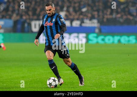 Davide Zappacosta dell'Atalanta BC 1907 porta il pallone durante la partita di calcio della fase MD1 di UEFA Champions League 2024/2025 tra l'Atalanta BC Foto Stock