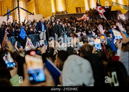 Jan Schmidt-Whitley - manifestazione di opposizione a Tbilisi contro il partito filo-russo Georgian Dream - 28/10/2024 - Georgia (Europa)/Tbilisi/Tbilisi - il presidente Salome Zourabichvili ha brevemente rivolto la folla per denunciare la frode e chiedere una mobilitazione dell'opposizione. Migliaia di manifestanti si sono riuniti nella capitale georgiana Tbilisi lunedì 28 ottobre in risposta a un appello dell’opposizione filo-occidentale, che si rifiuta di riconoscere i risultati delle elezioni parlamentari, accusando il partito al governo di essere filo-russo e di aver “rubato” il voto. Presidente S. Foto Stock