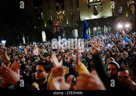 Jan Schmidt-Whitley - manifestazione di opposizione a Tbilisi contro il partito filo-russo Georgian Dream - 28/10/2024 - Georgia (Europa)/Tbilisi/Tbilisi - migliaia di manifestanti si sono riuniti nella capitale georgiana Tbilisi lunedì 28 ottobre in risposta a un appello dell'opposizione filo-occidentale, che si rifiuta di riconoscere i risultati delle elezioni parlamentari, accusando il partito al governo di essere filo-russo e di aver "rubato" il voto. Il Presidente Salome Zurabishvili ha denunciato una “totale falsificazione” delle elezioni parlamentari e ha accusato la Russia. Foto Stock