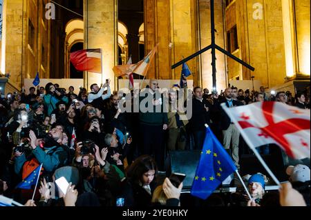 Jan Schmidt-Whitley - manifestazione di opposizione a Tbilisi contro il partito filo-russo Georgian Dream - 28/10/2024 - Georgia (Europa)/Tbilisi/Tbilisi - i membri dell'opposizione si rivolgono alla folla. Migliaia di manifestanti si sono riuniti nella capitale georgiana Tbilisi lunedì 28 ottobre in risposta a un appello dell’opposizione filo-occidentale, che si rifiuta di riconoscere i risultati delle elezioni parlamentari, accusando il partito al governo di essere filo-russo e di aver “rubato” il voto. Il Presidente Salome Zurabishvili ha denunciato una “totale falsificazione” delle elezioni parlamentari Foto Stock