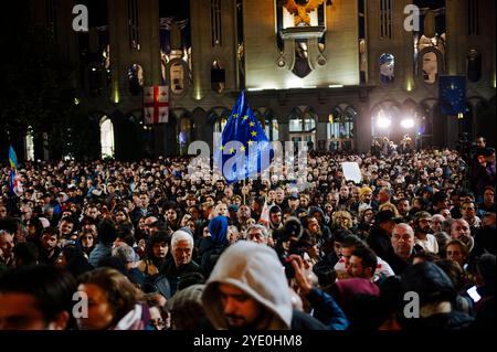 Jan Schmidt-Whitley - manifestazione di opposizione a Tbilisi contro il partito filo-russo Georgian Dream - 28/10/2024 - Georgia (Europa)/Tbilisi/Tbilisi - migliaia di manifestanti si sono riuniti nella capitale georgiana Tbilisi lunedì 28 ottobre in risposta a un appello dell'opposizione filo-occidentale, che si rifiuta di riconoscere i risultati delle elezioni parlamentari, accusando il partito al governo di essere filo-russo e di aver "rubato" il voto. Il Presidente Salome Zurabishvili ha denunciato una “totale falsificazione” delle elezioni parlamentari e ha accusato la Russia. Foto Stock