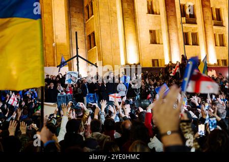 Jan Schmidt-Whitley - manifestazione di opposizione a Tbilisi contro il partito filo-russo Georgian Dream - 28/10/2024 - Georgia (Europa)/Tbilisi/Tbilisi - i membri dell'opposizione si rivolgono alla folla. Migliaia di manifestanti si sono riuniti nella capitale georgiana Tbilisi lunedì 28 ottobre in risposta a un appello dell’opposizione filo-occidentale, che si rifiuta di riconoscere i risultati delle elezioni parlamentari, accusando il partito al governo di essere filo-russo e di aver “rubato” il voto. Il Presidente Salome Zurabishvili ha denunciato una “totale falsificazione” delle elezioni parlamentari Foto Stock