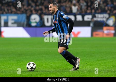 Davide Zappacosta dell'Atalanta BC 1907 porta il pallone durante la partita di calcio della fase MD1 di UEFA Champions League 2024/2025 tra l'Atalanta BC Foto Stock