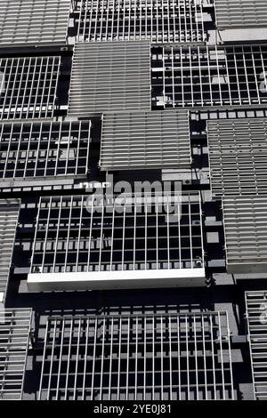 Le pareti di un edificio moderno con prese d'aria in metallo disposte a caso di vari disegni e dimensioni Foto Stock