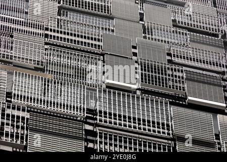 Le pareti di un edificio moderno con prese d'aria in metallo disposte a caso di vari disegni e dimensioni Foto Stock