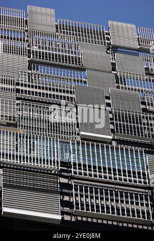 Le pareti di un edificio moderno con prese d'aria in metallo disposte a caso di vari disegni e dimensioni Foto Stock