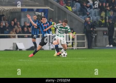 Marten De Roon dell'Atalanta BC 1907 ha contrastato con Daizen Maeda del Celtic FC durante la partita di calcio della fase MD1 della UEFA Champions League 2024/2025 Foto Stock