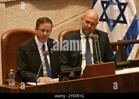 Gerusalemme, Israele. 28 ottobre 2024. Il presidente israeliano Isaac Herzog interviene all'apertura della 25a sessione della Knesset, che celebra l'anniversario della guerra delle spade di ferro lunedì, a Gerusalemme, 28 ottobre 2024. Foto di Debbie Hill/ credito: UPI/Alamy Live News Foto Stock