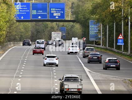 Awans, Belgio. 28 ottobre 2024. Traffico nell'immagine dell'autostrada E40 ad Awans lunedì 28 ottobre 2024. BELGA PHOTO ERIC LALMAND credito: Belga News Agency/Alamy Live News Foto Stock