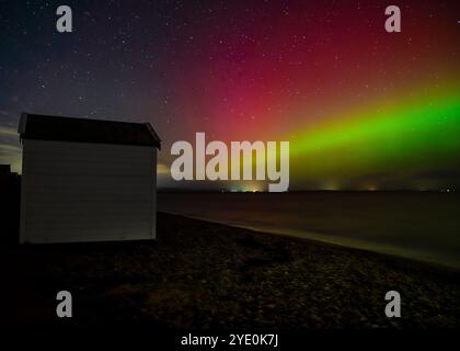Aurora boreale, aurora boreale sulle Findhorn Beach Huts sulla costa di Moray in Scozia Foto Stock