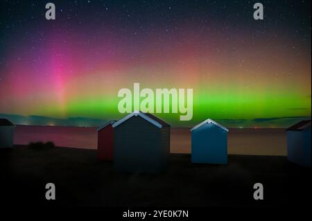 Aurora boreale, aurora boreale sulle Findhorn Beach Huts sulla costa di Moray in Scozia Foto Stock