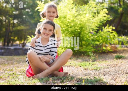 Ritratto di carine sorelle al parco Foto Stock