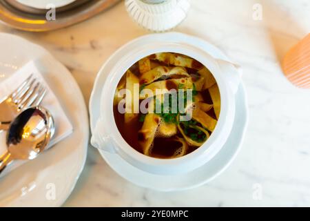 Frittatensuppe, servito nella ciotola sul tavolo Foto Stock
