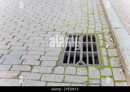 drenaggio delle acque piovane inondazioni acque di strada tombini fognari fognari fognature grata delle acque piovane Foto Stock