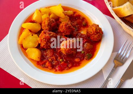 Polpette di albondigas con salsa vegetale e contorno di patate Foto Stock