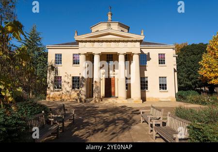 Cambridge, Inghilterra, Regno Unito - 27 ottobre 2024: La Maitland Robinson Library del Downing College, Cambridge, presenta una facciata neoclassica con un grande col Foto Stock