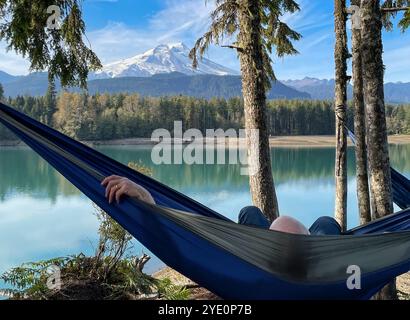 Persona in un'amaca presso Baker Lake, Mount Baker-Snoqualmie National Forest, Washington, Stati Uniti Foto Stock