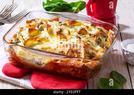 Banitsa tradizionale bulgara o balcanica a base di pasta filla, formaggio spalmabile e spinaci. Foto Stock