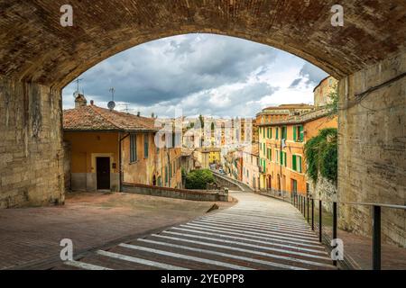 Perugia paesaggio panoramico di via dell'Acquedotto, una passerella adagiata sulla cima dell'antico acquedotto medievale romano a Perugia, Italia. Foto Stock