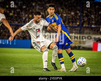 Stadio la Bombonera, la Boca, Buenos Aires, Argentina. 28 ottobre 2024. Partita della AFA (Argentine Professional Soccer League). Il Boca Juniors ha pareggiato 1-1 con il Deportivo Riestra allo stadio la Bombonera nel quartiere Buenos Aires di la Boca. Credito: Facundo Morales/Alamy Live News SOLO PER USO EDITORIALE Foto Stock