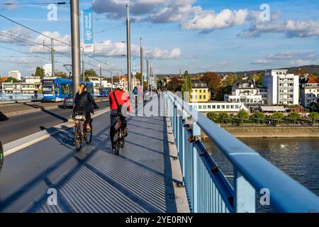 Verkehr auf der Kennedybrücke, mittlere der 3 Bonner Rheinbrücken, verbindet das Zentrum von Bonn und den Stadtteil Beuel, Bundesstraße B56, Stadtbahnlinien und Geh- und Radwege, Bonn NRW, Deutschland Kennedybrücke Bonn Foto Stock