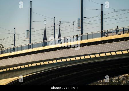 Die Kennedybrücke über den Rhein bei Bonn, längste Brücke mit einer Solaranlage in Deutschland, über 390 Solarmodule sind an der Südseite Straßenbrücke montiert, Leistung 90 kW, Wird ins öffentliche Netz gespeist, NRW, Deutschland, Solaranlage Kennedybrücke *** il ponte Kennedy sul Reno vicino a Bonn, il ponte più lungo con un impianto solare in Germania, oltre 390 moduli solari sono montati sul lato sud del ponte stradale, uscita 90 kW, alimentati nella rete pubblica tedesca, NRW installazione solare del ponte Kennedy Foto Stock