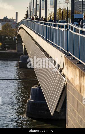 Die Kennedybrücke über den Rhein bei Bonn, längste Brücke mit einer Solaranlage in Deutschland, über 390 Solarmodule sind an der Südseite Straßenbrücke montiert, Leistung 90 kW, Wird ins öffentliche Netz gespeist, NRW, Deutschland, Solaranlage Kennedybrücke *** il ponte Kennedy sul Reno vicino a Bonn, il ponte più lungo con un impianto solare in Germania, oltre 390 moduli solari sono montati sul lato sud del ponte stradale, uscita 90 kW, alimentati nella rete pubblica tedesca, NRW installazione solare del ponte Kennedy Foto Stock