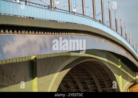 Die Kennedybrücke über den Rhein bei Bonn, längste Brücke mit einer Solaranlage in Deutschland, über 390 Solarmodule sind an der Südseite Straßenbrücke montiert, Leistung 90 kW, Wird ins öffentliche Netz gespeist, NRW, Deutschland, Solaranlage Kennedybrücke *** il ponte Kennedy sul Reno vicino a Bonn, il ponte più lungo con un impianto solare in Germania, oltre 390 moduli solari sono montati sul lato sud del ponte stradale, uscita 90 kW, alimentati nella rete pubblica tedesca, NRW installazione solare del ponte Kennedy Foto Stock