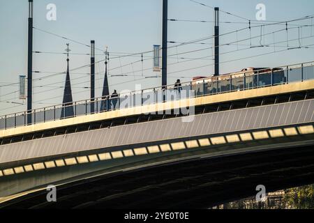 Die Kennedybrücke über den Rhein bei Bonn, längste Brücke mit einer Solaranlage in Deutschland, über 390 Solarmodule sind an der Südseite Straßenbrücke montiert, Leistung 90 kW, Wird ins öffentliche Netz gespeist, NRW, Deutschland, Solaranlage Kennedybrücke *** il ponte Kennedy sul Reno vicino a Bonn, il ponte più lungo con un impianto solare in Germania, oltre 390 moduli solari sono montati sul lato sud del ponte stradale, uscita 90 kW, alimentati nella rete pubblica tedesca, NRW installazione solare del ponte Kennedy Foto Stock